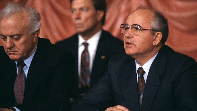 Shevardnadze and Gorbachev at a news conference for journalists covering a summit in Washington, D.C on January 12, 1987 (Photo credit: RIA Novosti)