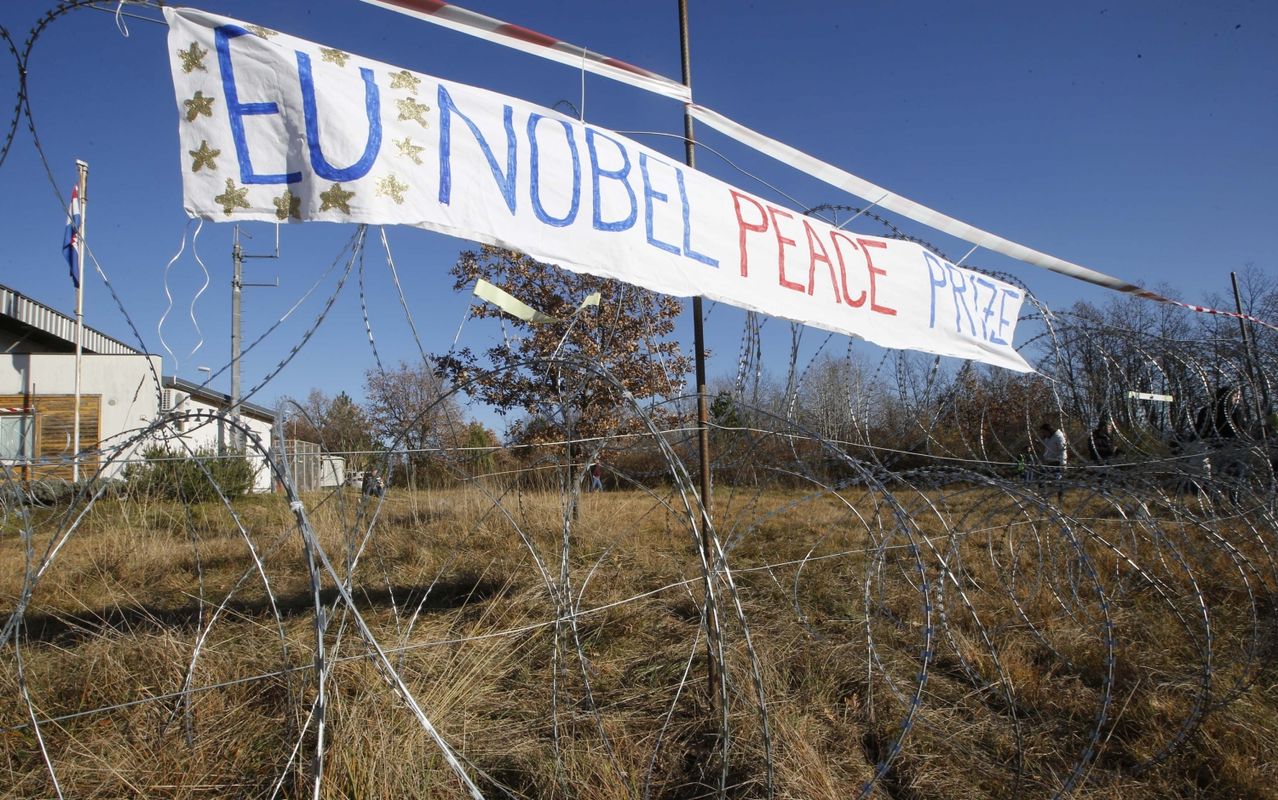 A Joint Croatian-Slovenian protest against the razor-wire border fence, December 2015 (Photo credit: BoBo/RTVSlo)