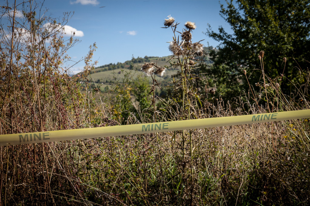 Nearly 1,250 square km of Bosnia – about 2.5 percent of the country's total land mass – are still heavily mined. Thick vegetation is one of the biggest problems associated with demining, along with the fact that much of the soil is contaminated with metal from bullets, cartridges, fragments, shrapnel, barbed wire and other metal garbage. For safety reasons, a deminer has to check every signal up to a depth of 20 cm. This makes the job of clearing a mined area a slow and dangerous process.