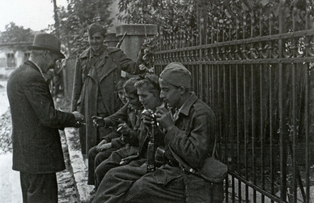 A Belgrade resident offers a cigarette to Yugoslav Partisans in the days following the liberation.